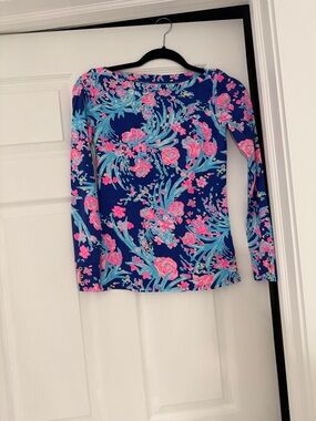 Long-Sleeve Floral Crewneck Top in Navy and Pink